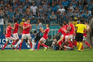 Sốc: Trọng tài rút 8 thẻ đỏ đuổi cầu thủ chỉ trong vòng 5 phút!