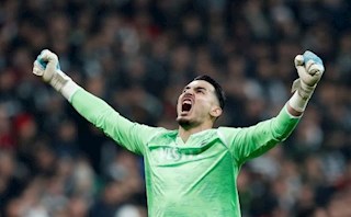 Liverpool đẩy đi Adrian và Karius, chốt thủ môn mới