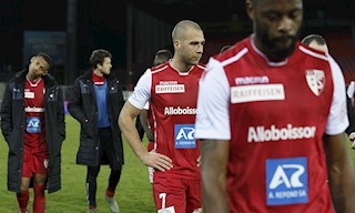 Cựu cầu thủ Arsenal phải ra đường vì không chịu giảm lương mùa dịch Covid-19