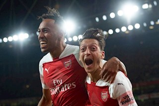 Arsenal chưa thể gia hạn hợp đồng với Aubameyang vì Mesut Ozil?