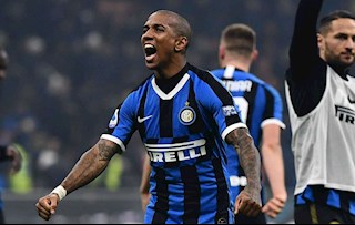 Cựu Quỷ đỏ Ashley Young lập kỳ tích có một không hai