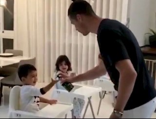 Siêu sao Ronaldo dạy con cách rửa tay