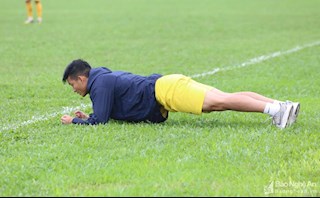 Trung vệ SLNA báo tin buồn với chấn thương dây chằng