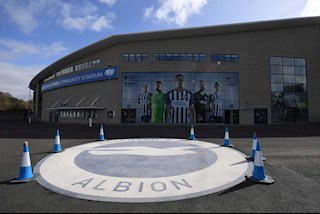 Brighton có người thứ 3 nhiễm Covid-19, Premier League tính sao?