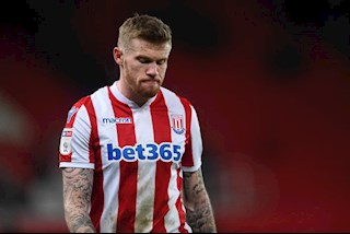 Dạy con làm khủng bố, sao Stoke nhận án phạt nặng nề