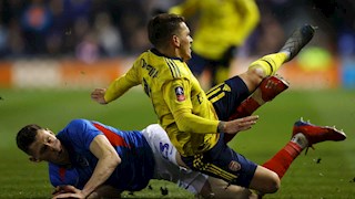 Sao Arsenal thở oxy, rời sân bằng cáng ở trận gặp Portsmouth