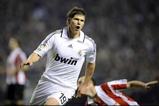 “Thợ săn” tiết lộ bị đồng đội Real Madrid đâm sau lưng