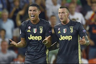 Ronaldo miễn cưỡng mua quà tặng toàn đội Juventus