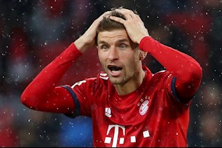 Học đòi Arnold đá phạt góc, Muller trở thành đề tài giễu cợt trên mạng