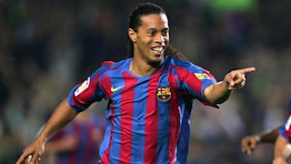 Ronaldinho ngồi tù: Sinh nhật tuổi 40 với con lợn sữa 16kg!
