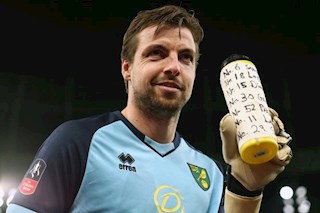 Tiết lộ: Norwich hạ gục Tottenham nhờ 1 chai nước!