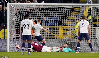 Tottenham tiếp tục không thắng, Mourinho gay gắt khiển trách học trò