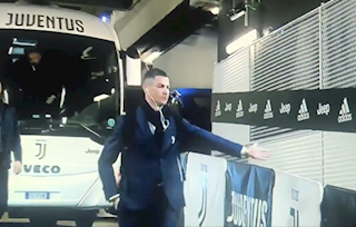 Ronaldo tấu hài đỉnh cao với màn bắt tay... không khí