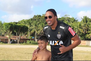 Bản sao Ronaldinho kiếm bộn tiền nhờ bản chính ngồi tù