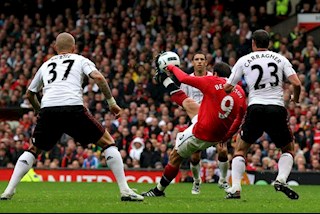 Berbatov mừng rỡ khi hạ gục Carragher chỉ bằng một động tác