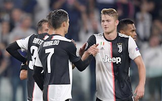 Gặp Ronaldo và Buffon, sao Juventus bỗng hóa trẻ thơ thèm kẹo