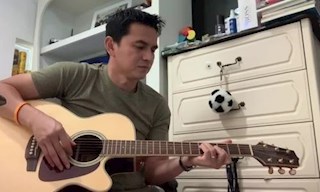 VIDEO: Kiatisuk trổ tài hát một loạt ca khúc tiếng Việt những ngày Covid-19