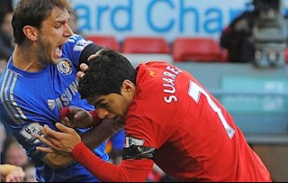 Ngày này năm trước: Tròn 7 năm vụ Suarez cắn Ivanovic