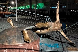 Tượng đẹp bị phá hoại, Ibra đáp trả đẳng cấp