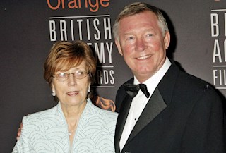 Sợ vợ, Sir Alex vẫn chống lệnh trốn ra ngoài giữa mùa dịch