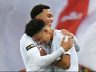 Alexander-Arnold dụ dỗ ông bạn Jadon Sancho tới Liverpool
