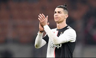 Ronaldo chạy theo cầu thủ vô danh để xin tặng quà cảm ơn