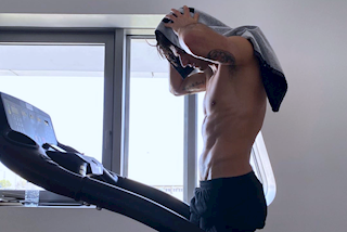 VIDEO: Chán Covid, sao Inter lôi máy chạy làm băng chuyền hành lý