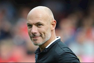 Trọng tài thân MU ca ngợi kẻ thù của Man xanh