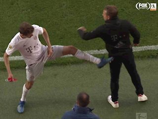 Hài hước: Sao Bayern xử lý cực ngầu khi ra sân mùa dịch Covid-19