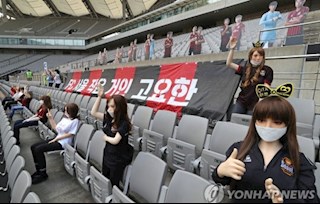 FC Seoul nhận án phạt cực nặng vì sử dụng búp bê tình dục trên khán đài