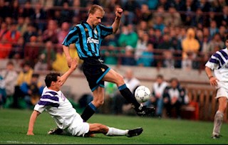 Dennis Bergkamp ở Inter Milan: Cuộc chiến tôn giáo bóng đá của người Ý (P2)