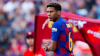 Vô dụng ở Barca, trung vệ Todibo vẫn đắt khách trên TTCN