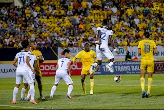 CLB Nam Định có nguy cơ mất cầu thủ thứ 12 ở trận gặp HAGL