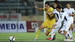 ẢNH: Hụt hơi trong tranh chấp tay đôi là lý do khiến HAGL thua Nam Định?