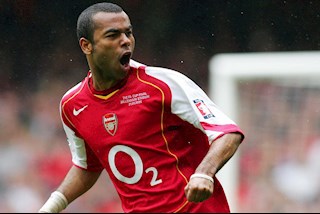 Vì sao Ashley Cole quyết định rời Arsenal để tới Chelsea?