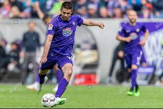 Tiền đạo Bundesliga bất chấp lệnh giãn cách để ôm ấp ân nhân