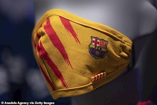 Giữa mùa dịch, Barca bán khẩu trang giá cắt cổ