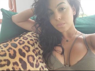 Bồ Ronaldo đăng ảnh selfie kỳ quặc, vẫn khiến dân mạng căng mắt không rời