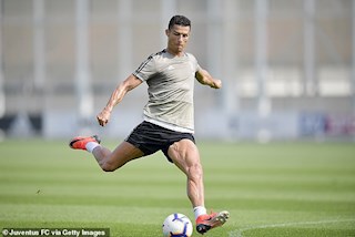 Cristiano Ronaldo gây sốc với 3 siêu phẩm trong vòng 45 giây