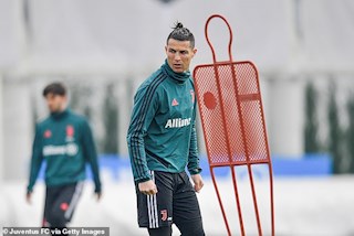 Ronaldo bị hoãn ngày về Italia vì rắc rối máy bay