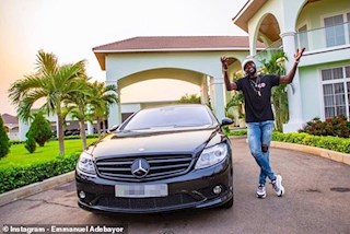 Sau tuyên bố không từ thiện, Adebayor gây phẫn nộ với hành động khoe của