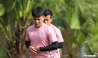 ẢNH: Quang Hải tập dưới nắng gắt để sẵn sàng trở lại