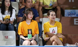 Mặc áo đôi, Huỳnh Anh lặng lẽ ra sân theo dõi Quang Hải thi đấu