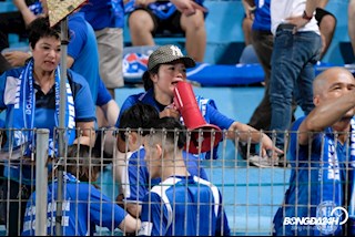 VIDEO: Nữ CĐV hát thần chú “Bay lên trời” và cái kết đắng