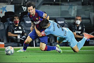 Hậu vệ La Liga chơi bóng bầu dục để cản Messi