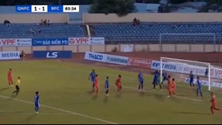 Thủ môn Quảng Nam va chạm với ... đồng đội, trọng tài vẫn hủy bàn thắng