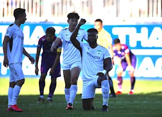 VIDEO: Sao HAGL ăn mừng theo phong cách Black lives matter ở trận gặp Sài Gòn