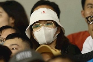 Vận đồ kín mít, vợ sắp cưới của Công Phượng vẫn bị phát hiện tại sân Thống Nhất