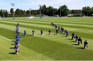 Các thành viên Chelsea đồng loạt quỳ gối đòi công lý