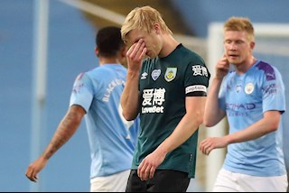 Đội trưởng Burnley xấu hổ với chiếc máy bay không mời mà tới